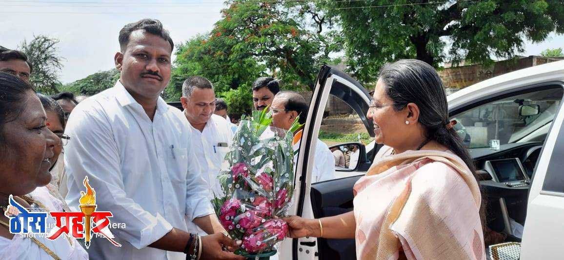 गिरडगावला महिला बालकल्याण मत्री यांना दिले निवेदन