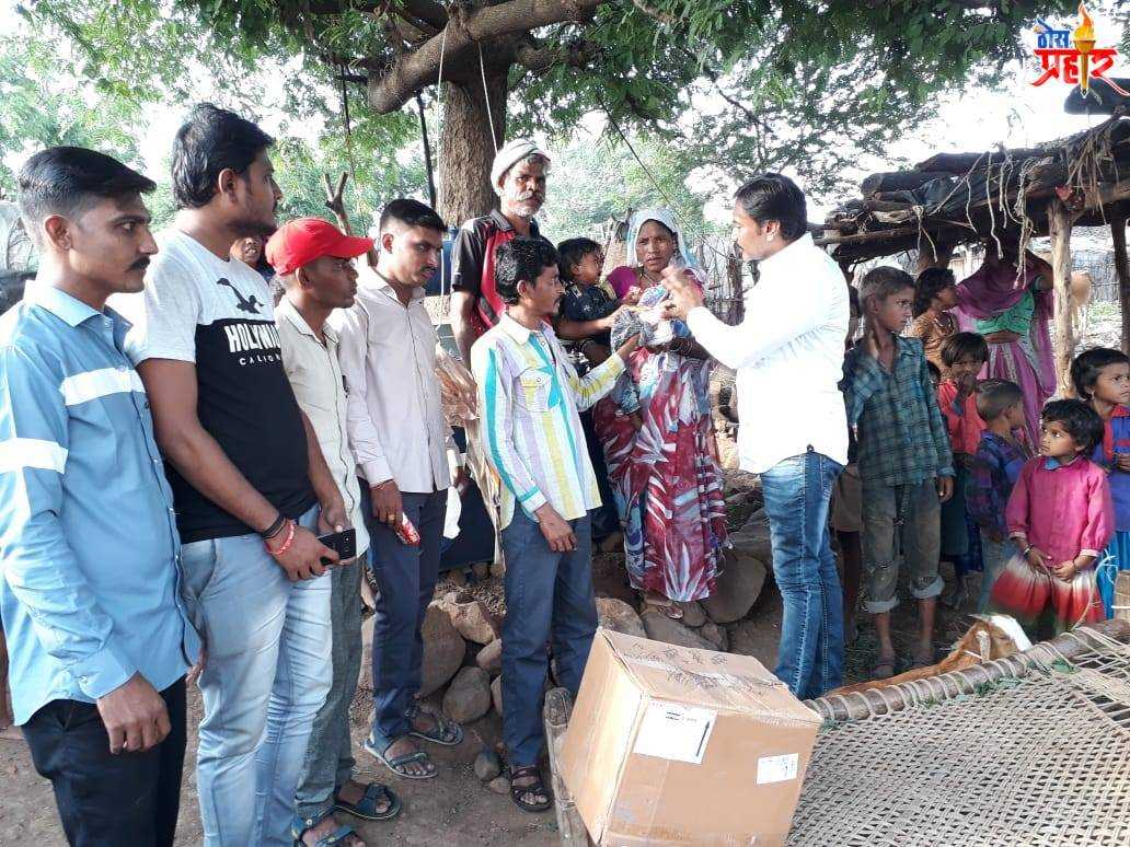 आसरा बारी आदीवासी वस्तीत डॉ.कुंदन फेगडे यांची भेट