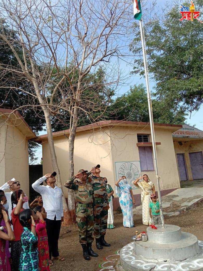 सन्माननीय आर्मी ऑफिसर (फौजी)श्री. रविंद्र रघुनाथ जाधव आणि सन्माननीय आर्मी ऑफिसर (फौजी)श्री. रविंद्र रघुनाथ जाधव यांच्या हस्ते ध्वजारोहण