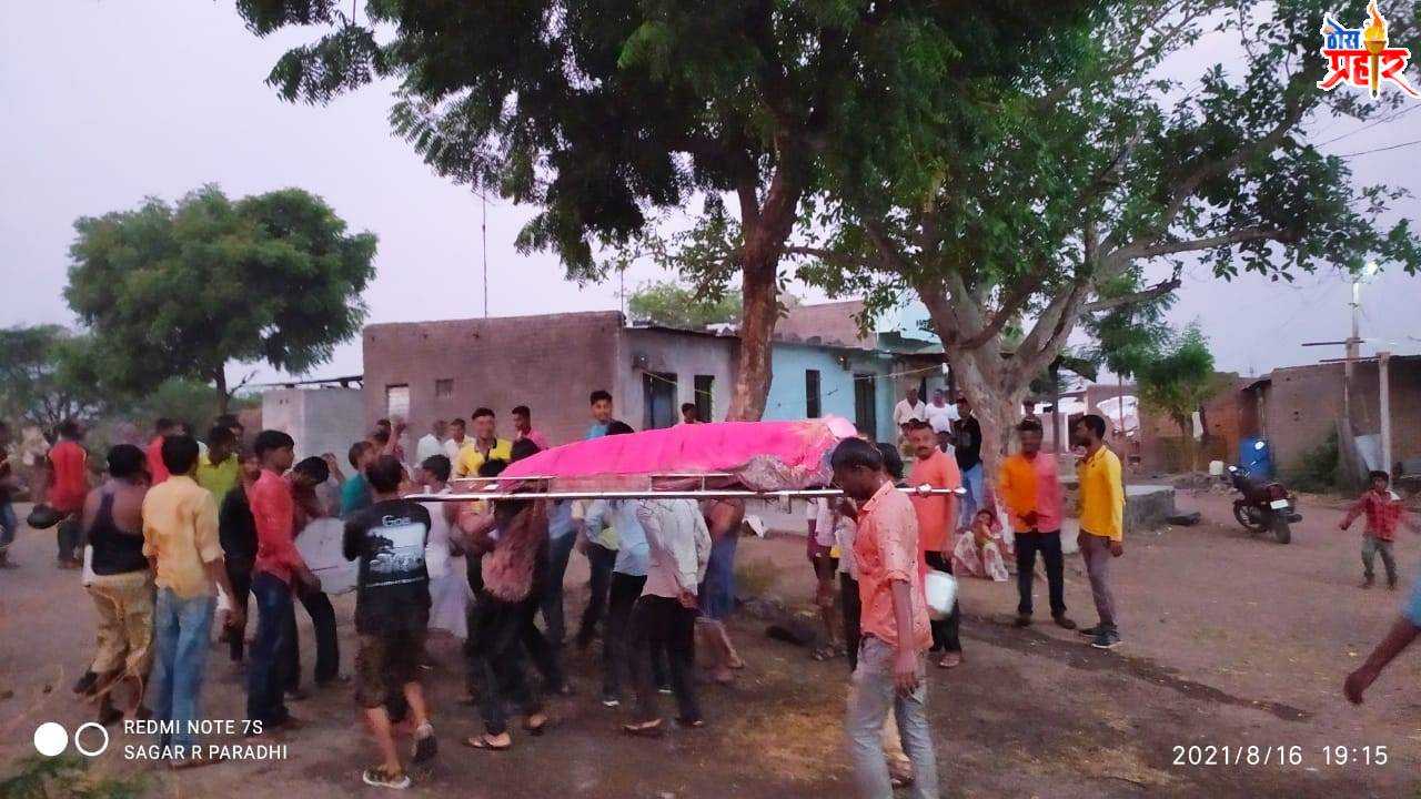 महाळपुर गावात एक अनोखा कार्यक्रम करुन पाऊस पडत नाही म्हणुन गावकर्यांनी काढली प्रेतयात्रा..