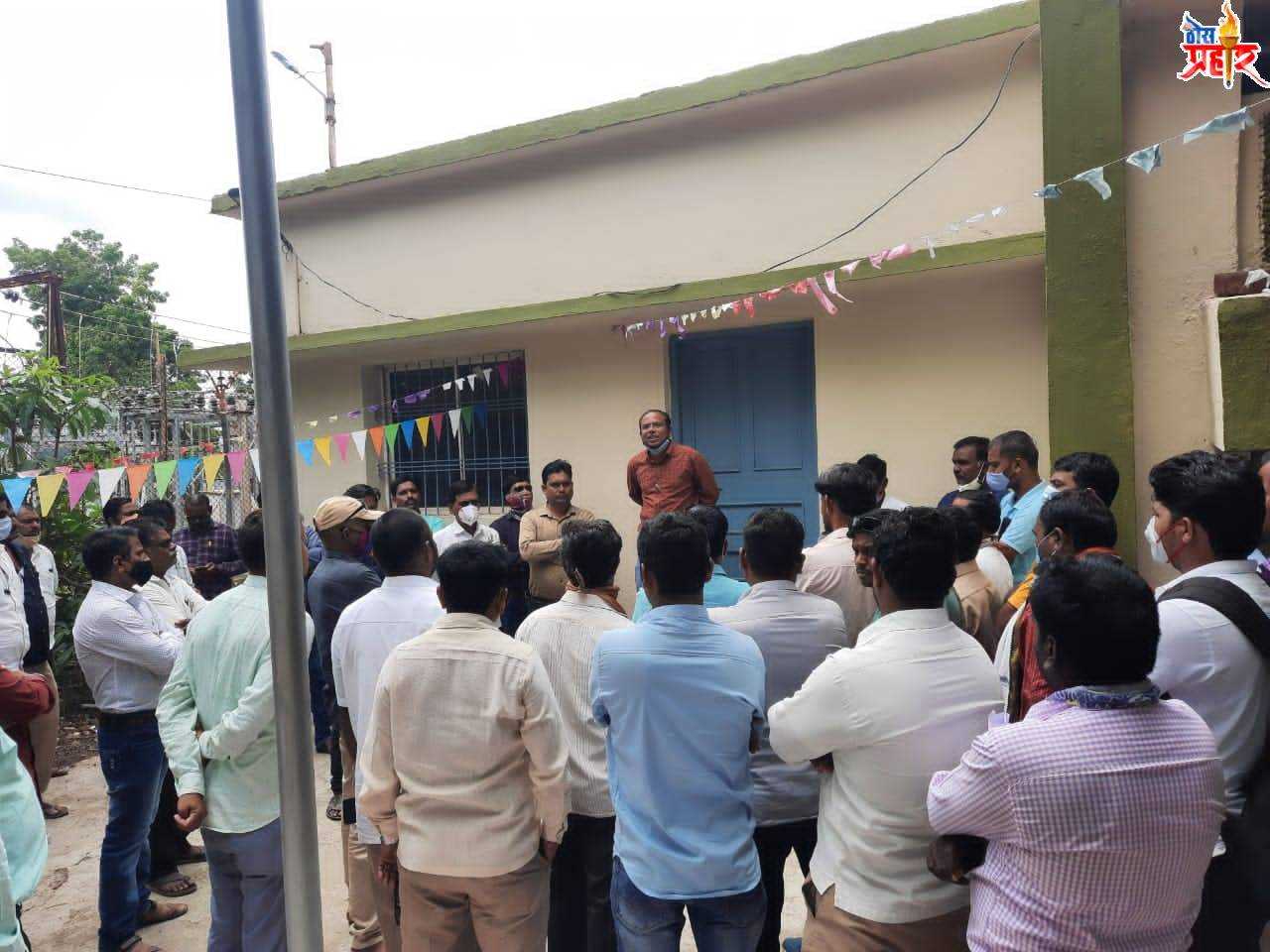 विद्युत पुरवठा सुरळीत करण्यास गेलेल्या महावितरण अधिकारी व कर्मचार्‍याला ग्रामस्थांकडून मारहाण