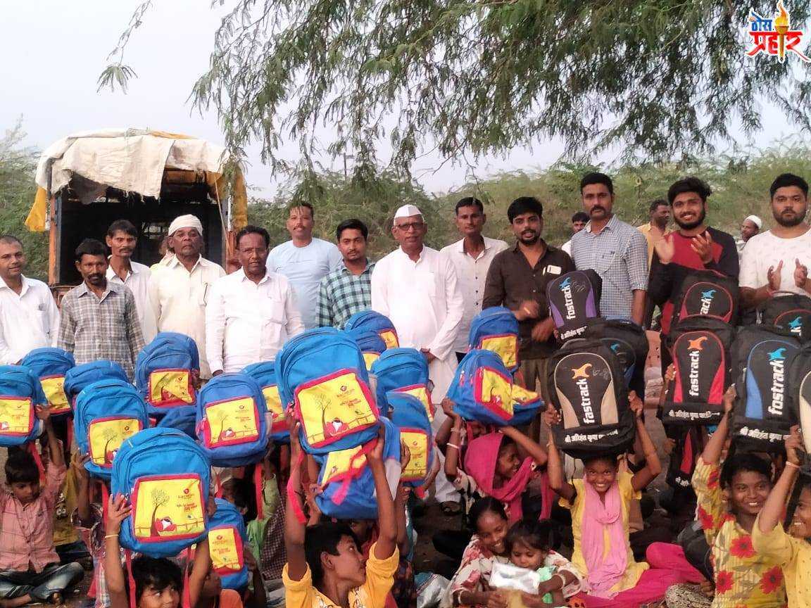 कोविडच्या महामारीमुळे उदभवलेल्या परिस्थितीत श्रीमती भानुबेन गोशाळे च्या उदारतेचे उत्तम उदाहरण शैक्षणिक साहित्यचे वाटप