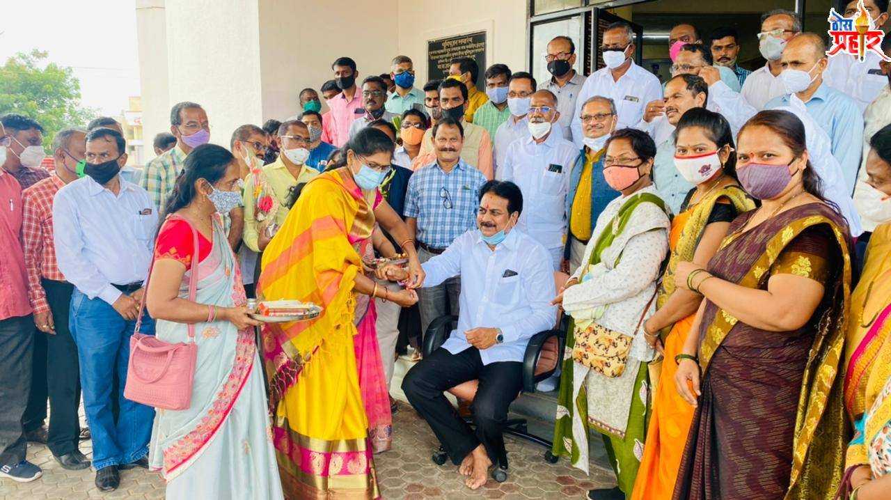 हर्षवर्धन पाटील यांना महिला शिक्षकांनी बीजबंधन राखी बांधून साजरा केला अनोखा पर्यावरण पूरक वाढदिवस
