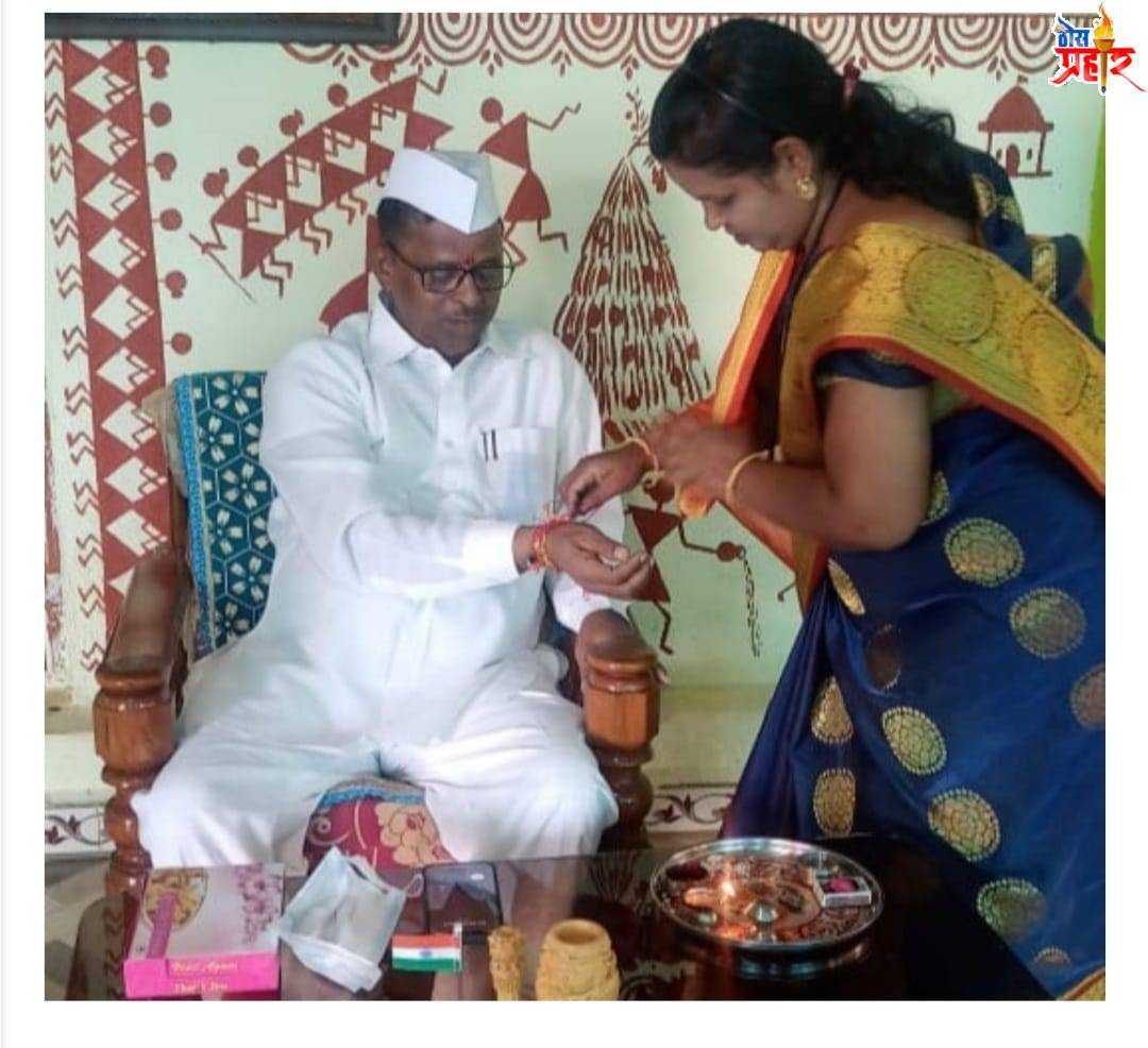 अखिल भारतीय मराठा महासंघाच्या महिलांकडून पालकमंञी छगन भुजबळ आणि विधानसभा उपाध्यक्ष नरहरी झिरवाळ यांची रक्षाबंधना निमित्त अनमोल भेट.