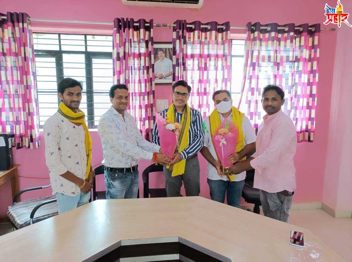 डाॅ.राहुल कामडे यांना संशोधनात उत्कृष्ट कार्य केल्याबद्दल आयुर्वेद टिचर्स असोसिएशनकडुन नॅशनल बेस्ट आयुर्वेद रिसर्चर अवार्ड तसेच डाॅ.गुप्तेश सोनवणे यांना अध्यापनात(शल्यतंत्र) उत्कृष्ट कार्य केल्याबद्दल शल्यतंत्र या विषयात नॅशनल बेस्ट टिचर अवार्ड