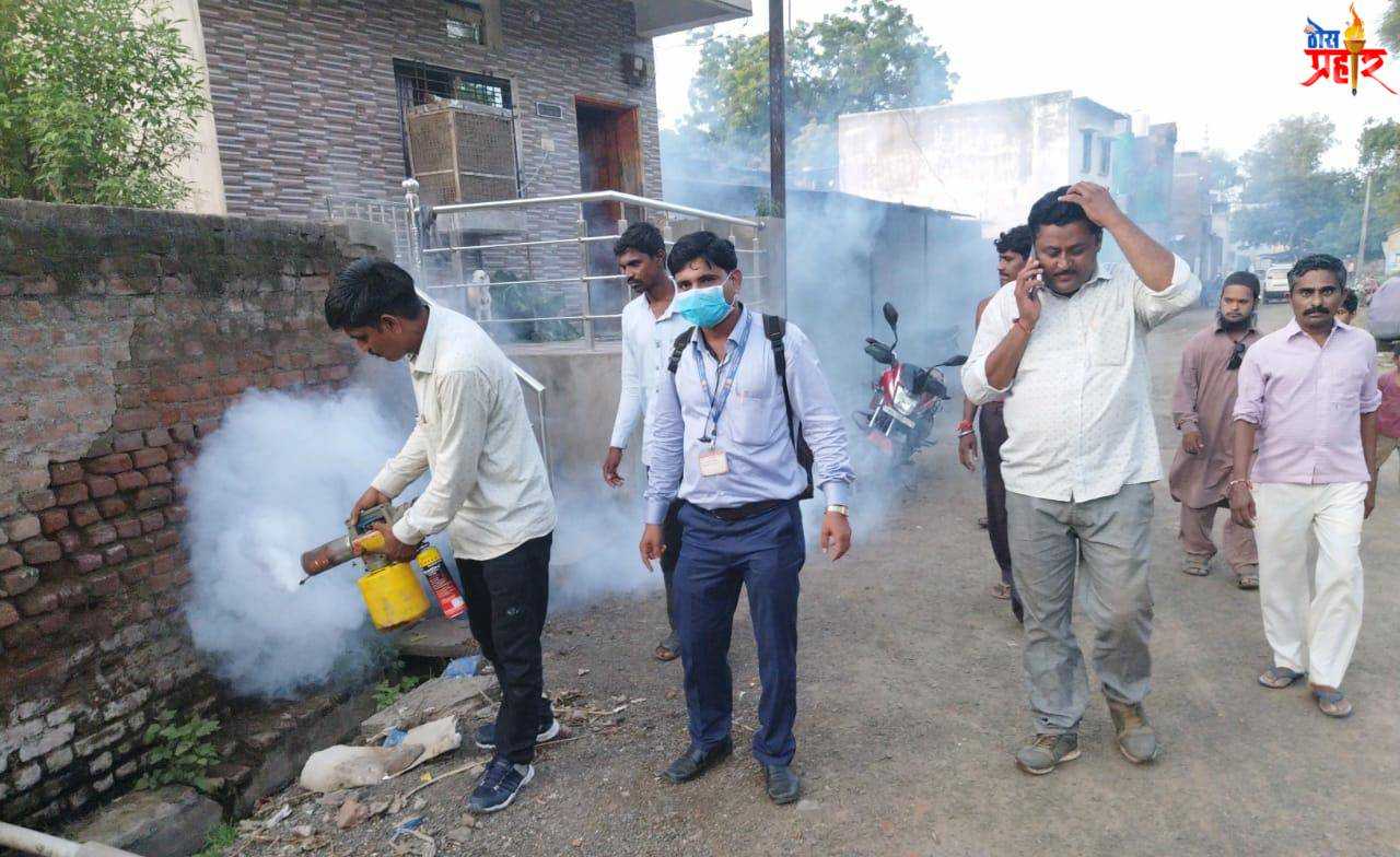 खिर्डी खुर्दची ग्रामपंचायत घेतेय नागरिकांच्या आरोग्याची काळजी ग्रामपंचायत चा स्तुत्य उपक्रम डास प्रतिबंधात्मक औषधाची फॉर्गींग मशिनद्वारे केली गावात धूर फवारणी