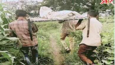 धक्कादायक! रस्ता नसल्याने खाटेवरून न्यावा लागला मुलाचा मृतदेह