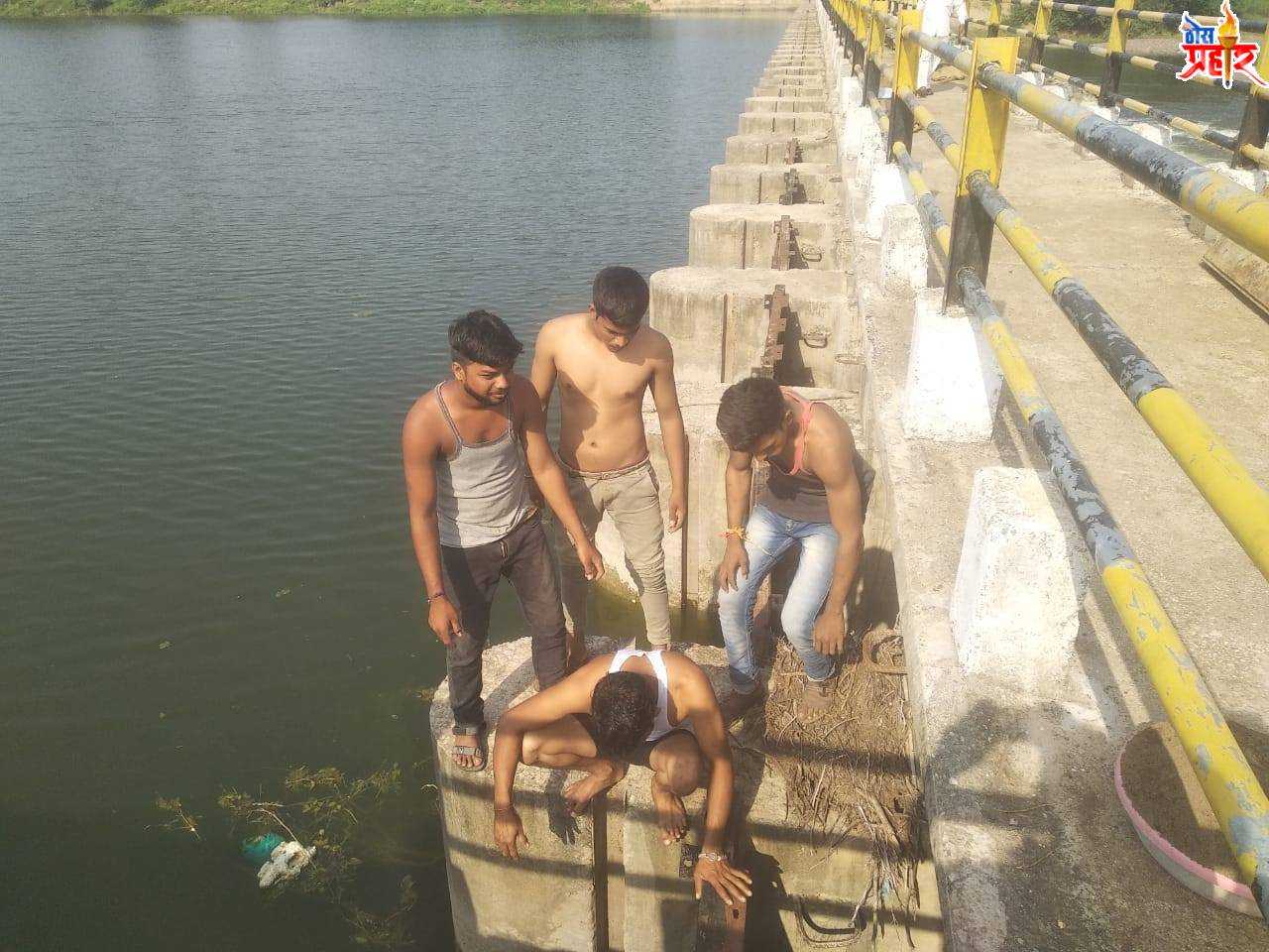 भिलाली बंधाऱ्यातील पाण्याची गळती थांबवण्याचे काम सुरू माजी आमदार कृषिभूषण साहेबराव पाटील यांच्या माध्यमातून कामास सुरवात भिलाली,आंबपिंप्री,बहादरपूर,महाळपूर,कंकराज व इतर गावांना होणार फायदा