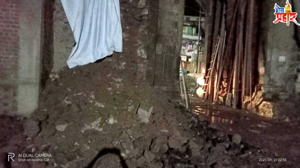 दगडी दरवाजा कोसळला..!ऐतिहासिक दरवाजाची स्थिती ना घर का ना घाट का..!न प सुस्तीत की मस्तीत...!