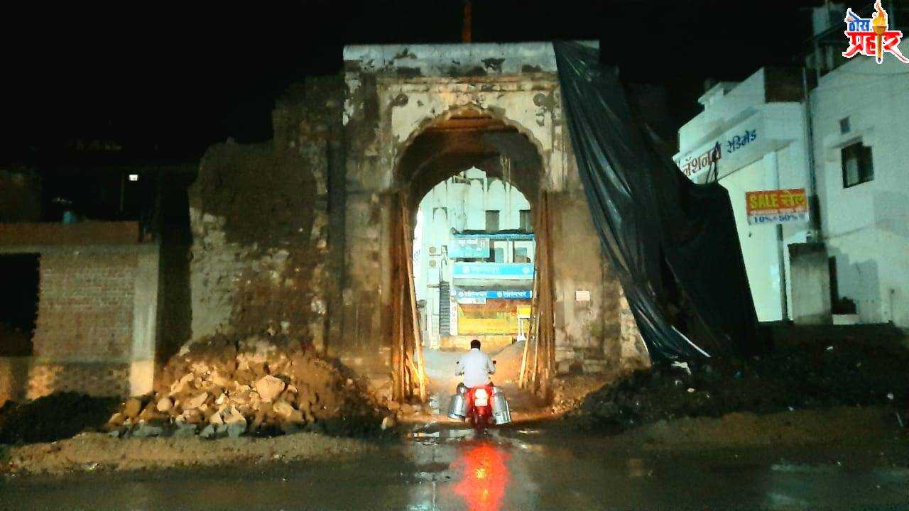 ऐतिहासिक दगडी दरवाजा मोजतोय शेवटच्या घटका