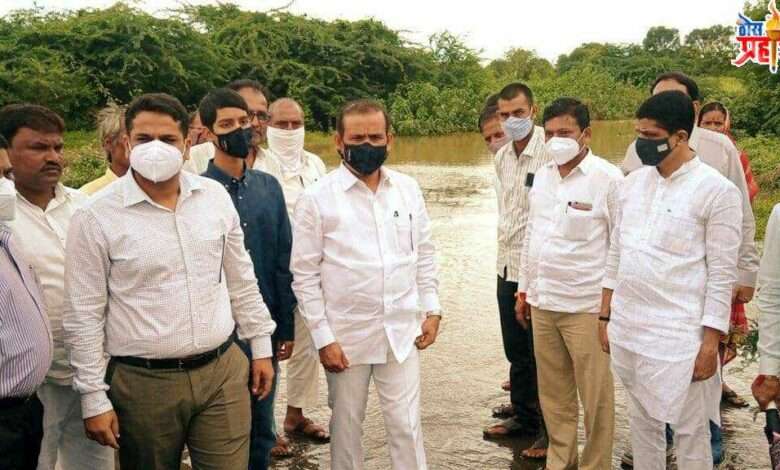 पालकमंत्री राजेश टोपेंनी केली अतिवृष्टीमुळे झालेल्या नुकसानीची पाहणी, मंत्रिमंडळ ठरवेल त्या पध्दतीने मदत करणार: आरोग्यमंत्री राजेश टोपे