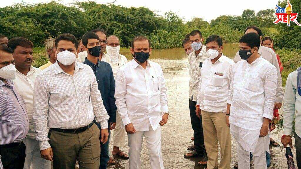 पालकमंत्री राजेश टोपेंनी केली अतिवृष्टीमुळे झालेल्या नुकसानीची पाहणी, मंत्रिमंडळ ठरवेल त्या पध्दतीने मदत करणार: आरोग्यमंत्री राजेश टोपे