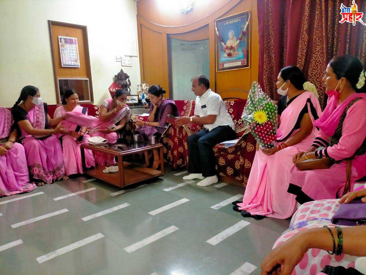 नविन मोबाईल आणि पोषण ट्रॅकरची भाषा मराठी करण्यासाठी खासदार रक्षाताई खडसे यांना अंगणवाडी कर्मचाऱ्यांचे साकडे