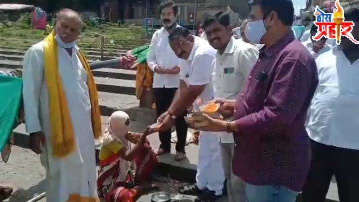 युवक काॅग्रेस कडुन मिठाई वाटुन देशाचे मा.ग्रहमंत्री सुशिलकुमार शिंदे यांचा वाढदिवस साजरा