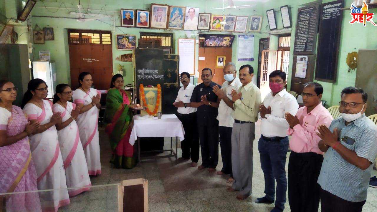 शिक्षक दिनी म्युनिसिपल हायस्कूल फैजपूर येथे नारीशक्ती तर्फे शिक्षकांचा सन्मान