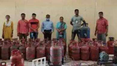 घरगुती सिलेंडरचा काळाबाजार करणाऱ्यांवर पोलिसांची कारवाई; लाखोंचा मुद्देमाल जप्त