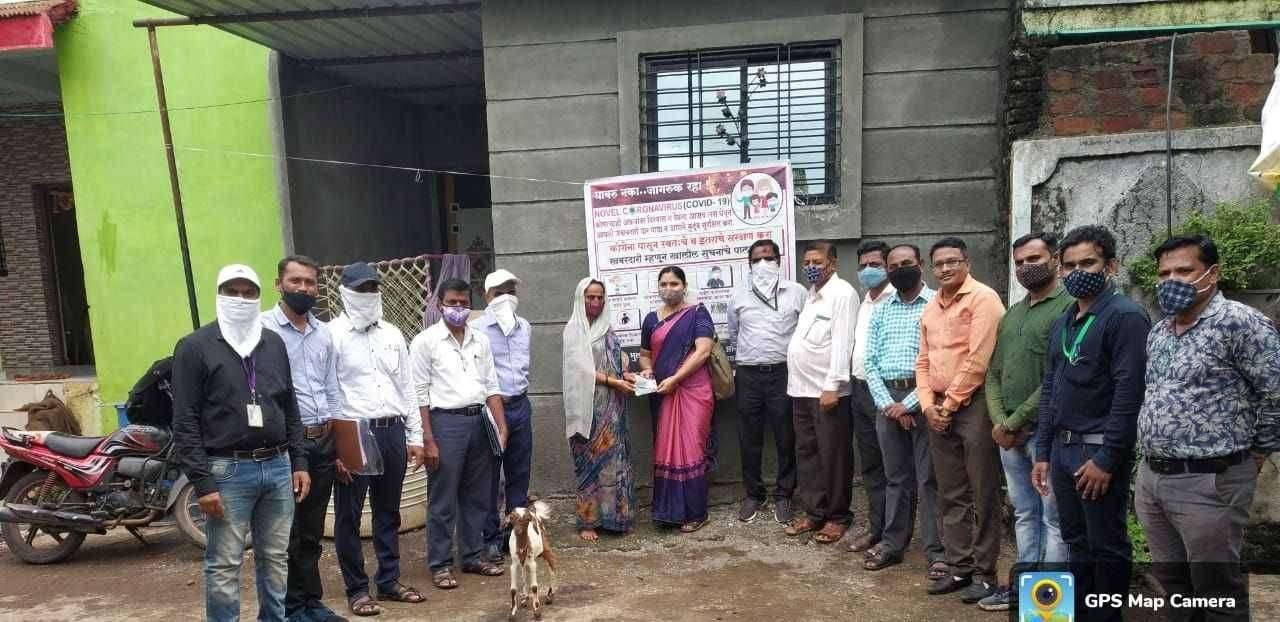 नाहाटा महाविद्यालयातर्फे दत्तकखेडे महादेव माळ येथे कोरोनाविषयक जनजागृती व मास्कचे वाटप