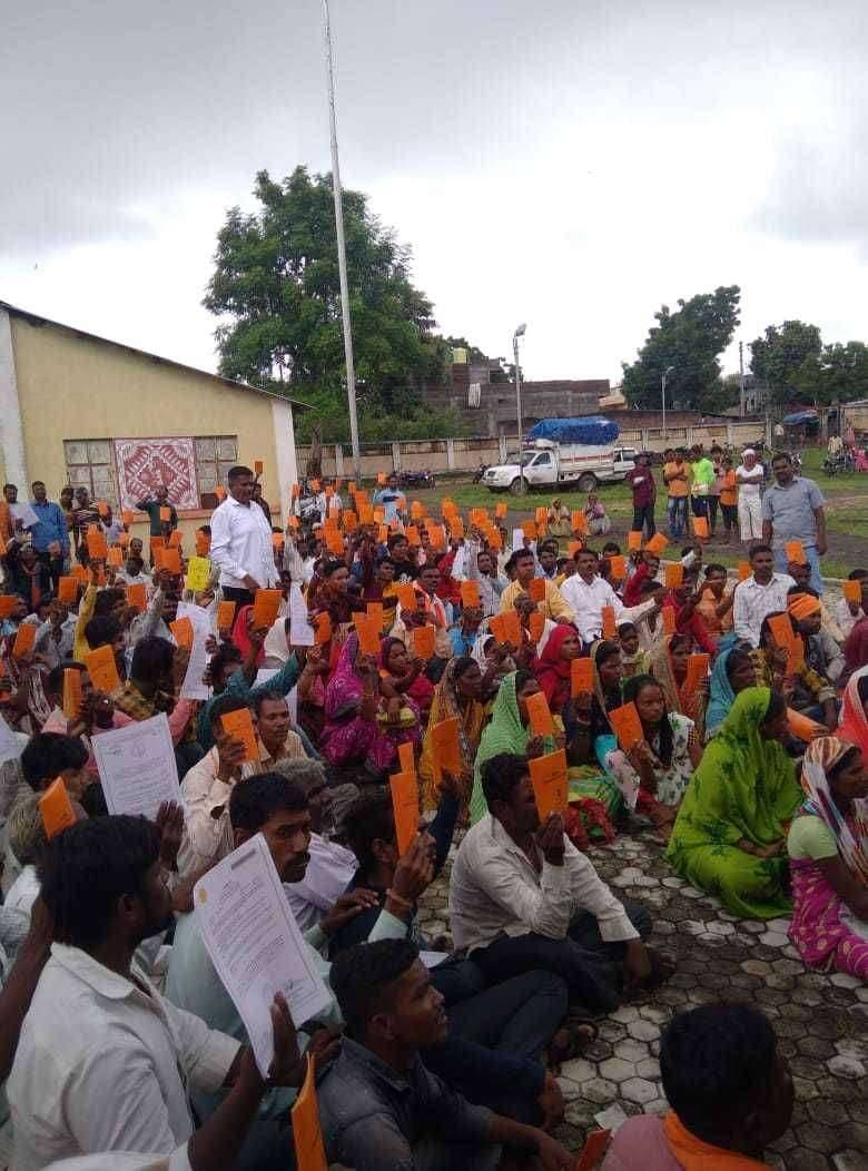 सोनबर्डी आश्रम शाळेत सामाजिक मेळावा घेण्यात आला त्या मेळाव्यात आदिवासी बांधवांना जातीचे दाखले आणि रेशन कार्ड वाटपासंदर्भात कार्यक्रम घेण्यात आला