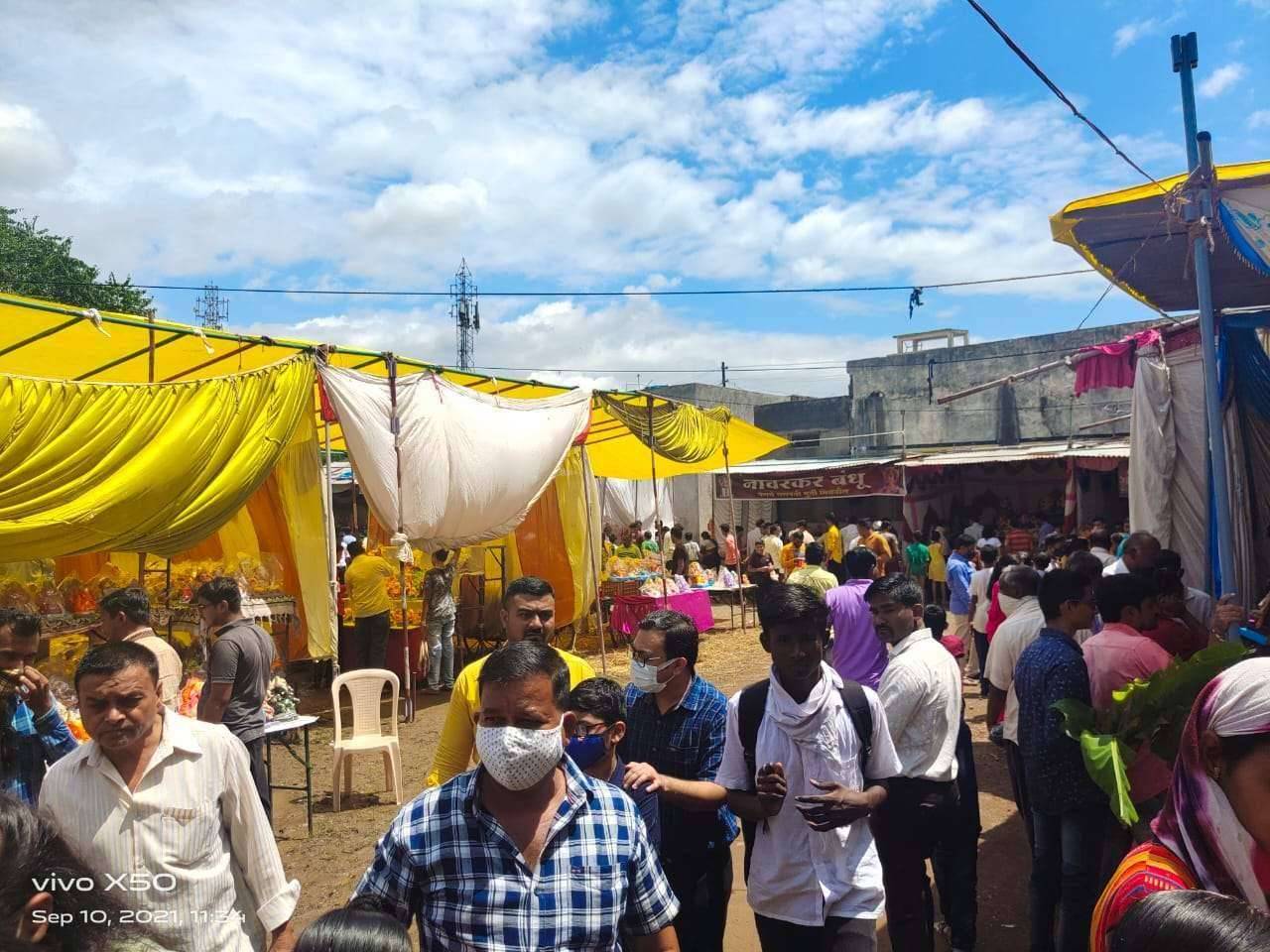 बाप्पा आले आणि गर्दी झाली...! सोशल डिस्टनगसिंग चा फज्जा...आणि कोरोनाच्या नियमांचे उल्लंघन..!भक्त जोमात...प्रशासन कोमात..!