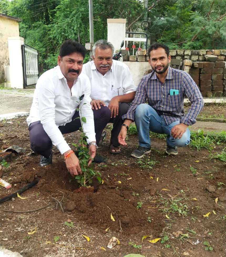महामार्गावरील खड्डे २ दिवसात बुजवण्यात येईल सा.बां विभागाचे कार्यकारी अभियंता यांनी दिली ग्वाही "नगरसेवक राजेश वानखेडे यांनी खड्ड्यात वृक्षरोपणाचा दिला होता इशारा"