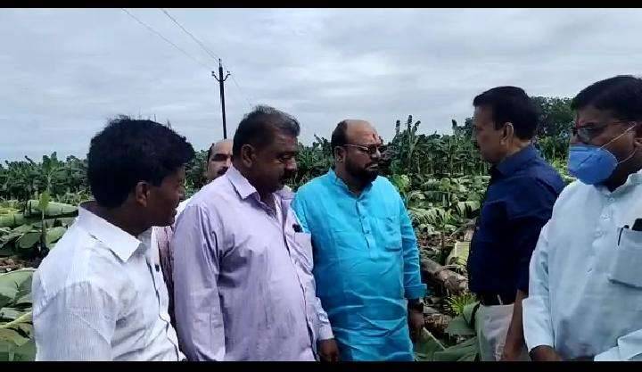 नुकसानग्रस्त शेतकर्‍यांना मदत मिळवून देणार : ना. पाटील ! पालकमंत्र्यांची थेट बांधावर जाऊन नुकसानग्रस्त शेतकर्‍यांना दिला धीर; तात्काळ मदतीची ग्वाही