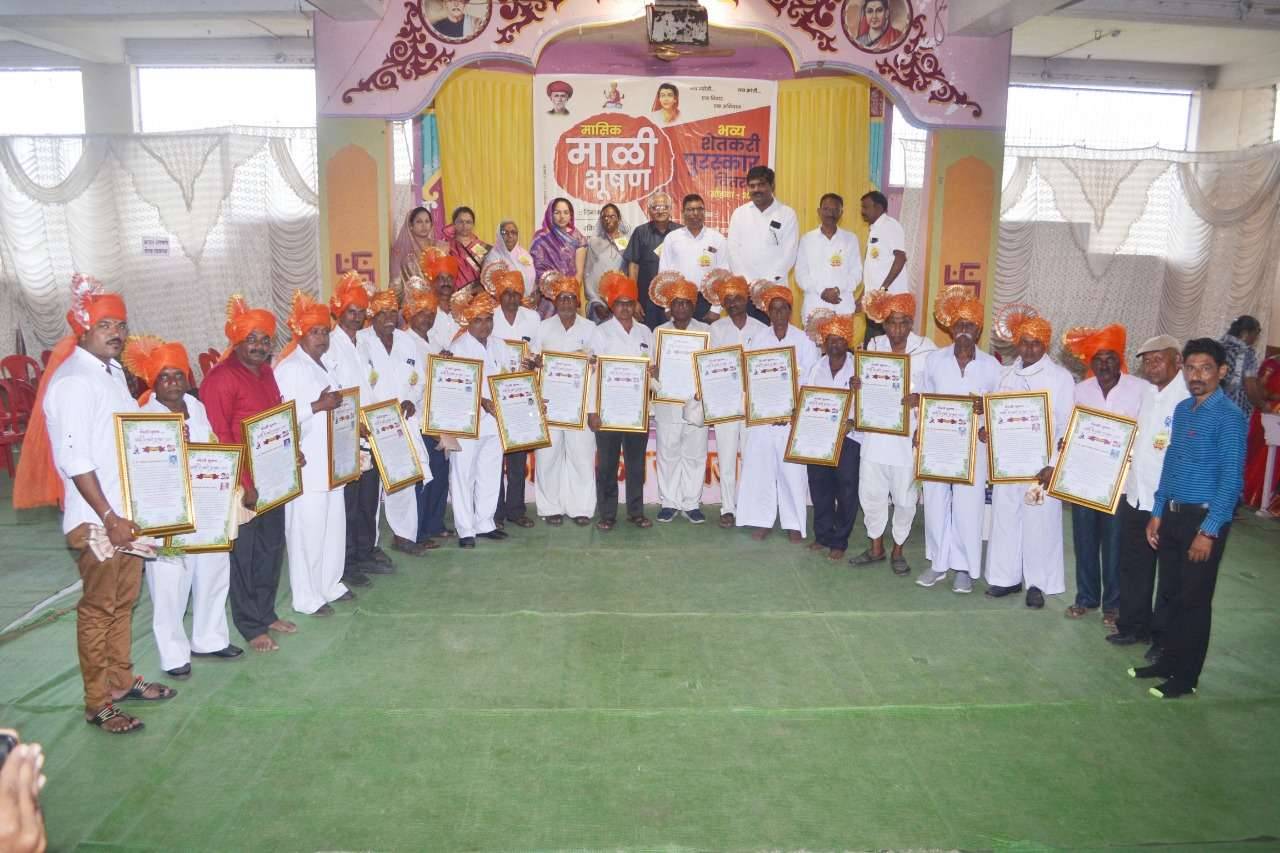 अमळनेर येथे माळी समाजातील शेतकऱ्यांच्या सन्मान शेतकऱ्याने बांधावरच्या शेतकरी न बनता शेतातला शेतकरी बनावे ; सुदाम महाजन