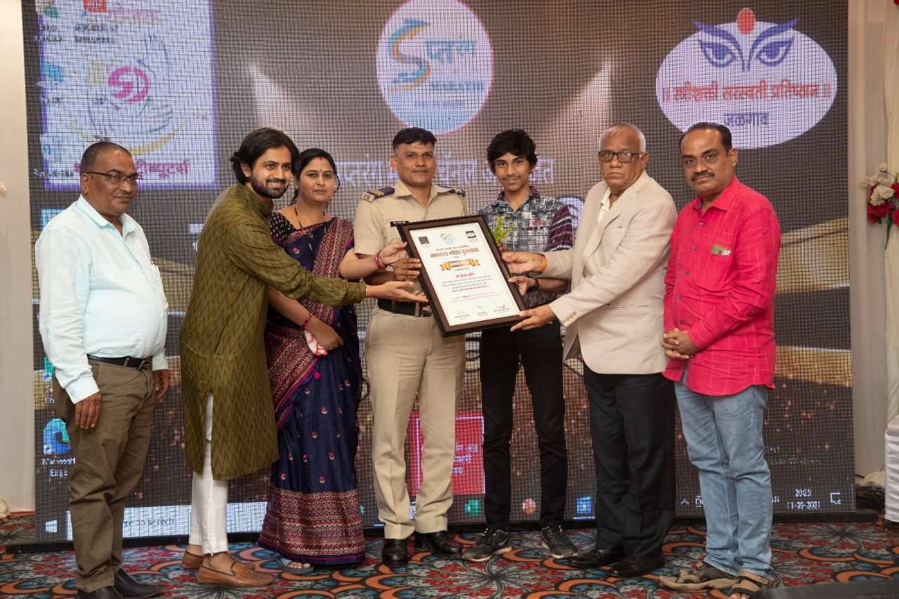 वर्दीतील साहित्यिक विनोद अहिरे "जळगाव गौरव २०२१" पुरस्काराने सन्मानित