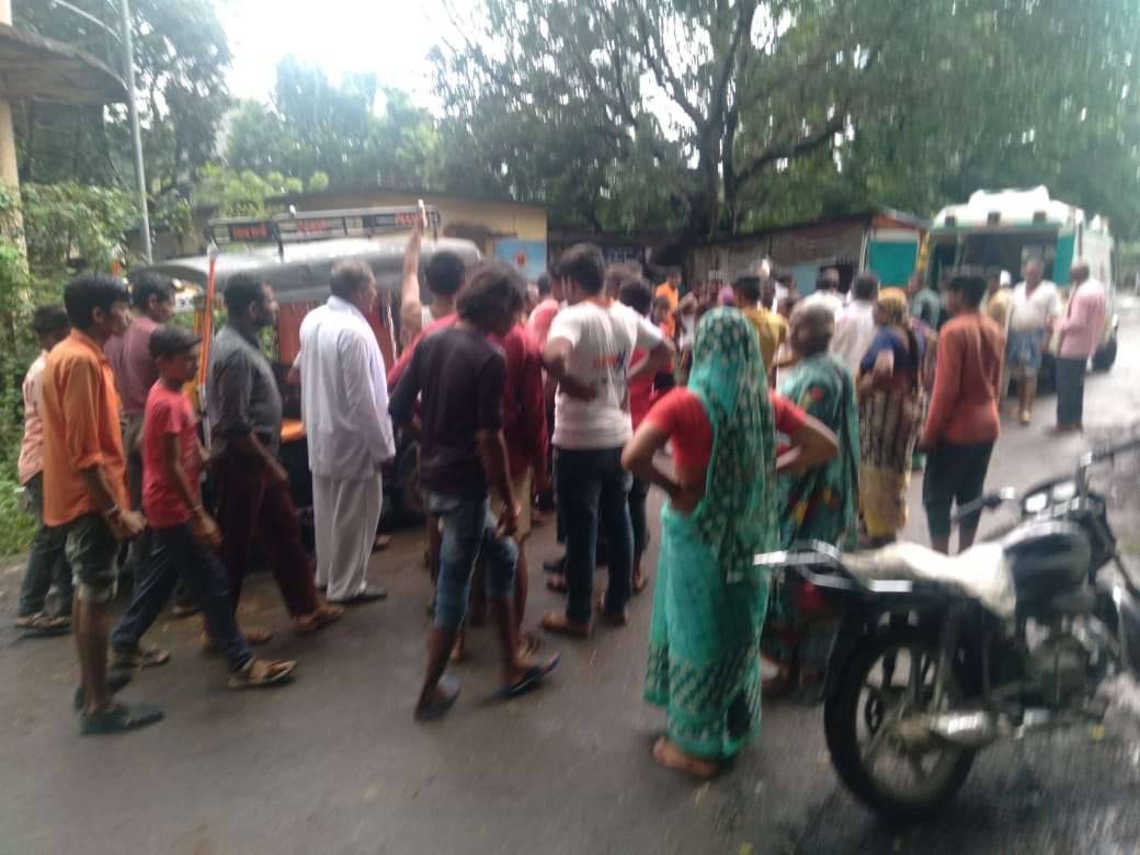 अचानक कुत्रा समोर आल्याने पातोंडा येथे रिक्षा झाली पलटी, चार जखमी... आरोग्य केंद्रात कर्मचारी नसल्याने संतप्त जमावाचा घेराव...