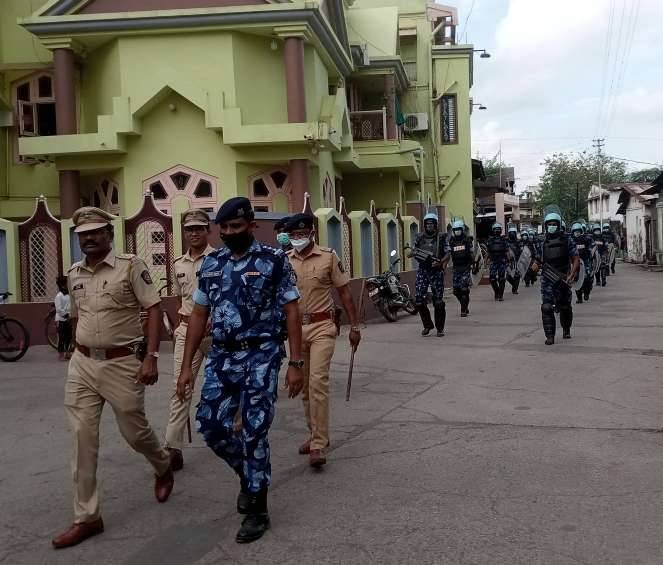 सावदा येथे रॅपिटेशन फोर्सचा जबरदस्त रूट मार्च "सण उत्सवाच्या काळात शांतता बिघडवण्याचा प्रयत्न होता कामा नये. रूट मार्च द्वारे समाजकंटकांना इशारा-एपीआय देविदास इंगोले"