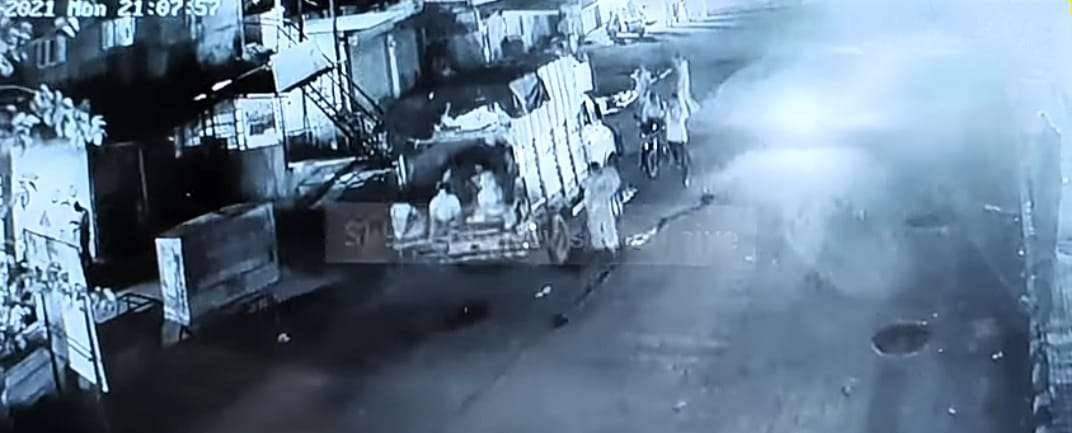 येवल्यात चौफुली वर उभ्या असलेल्या टेम्पोला भरधाव वेगाने येणाऱ्या ईरटीका गाडीने जोरदार धडक