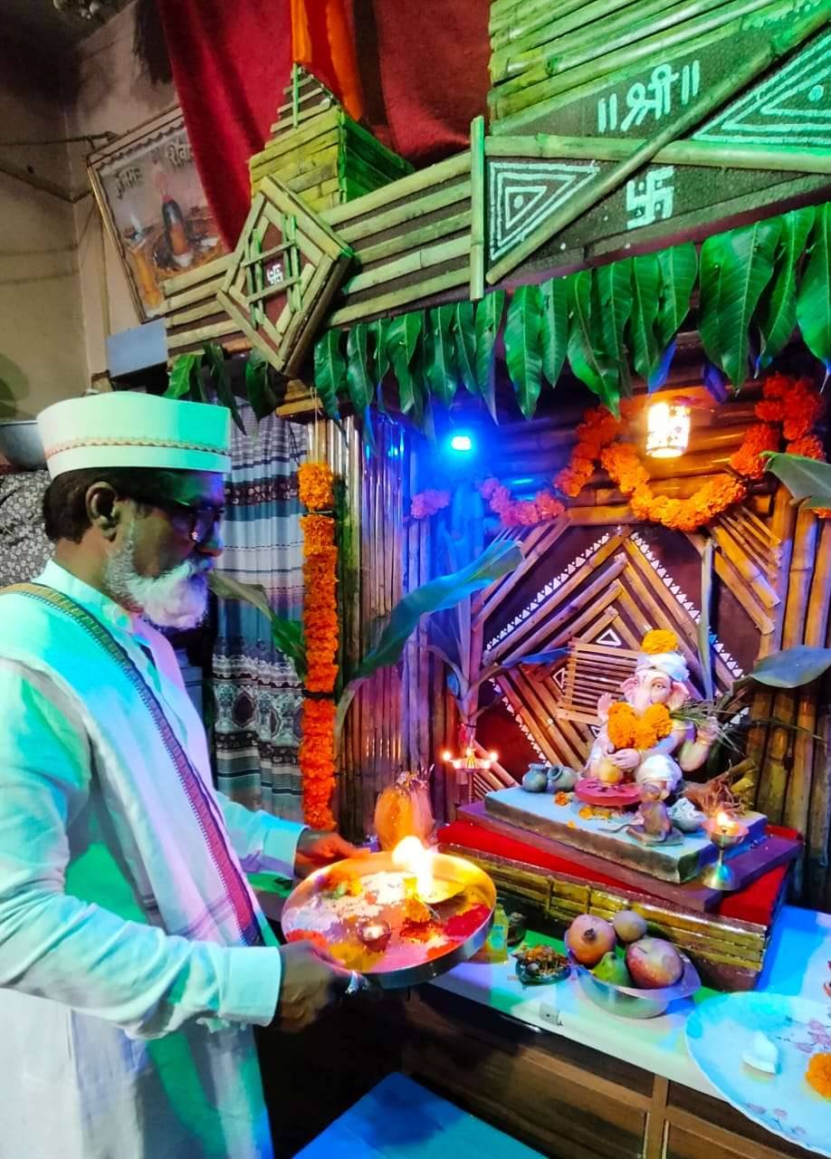 फैजपूरचे कलाशिक्षक राजू साळी,यांच्या घरी संत गोरा कुंभार गणपतीची आरस"