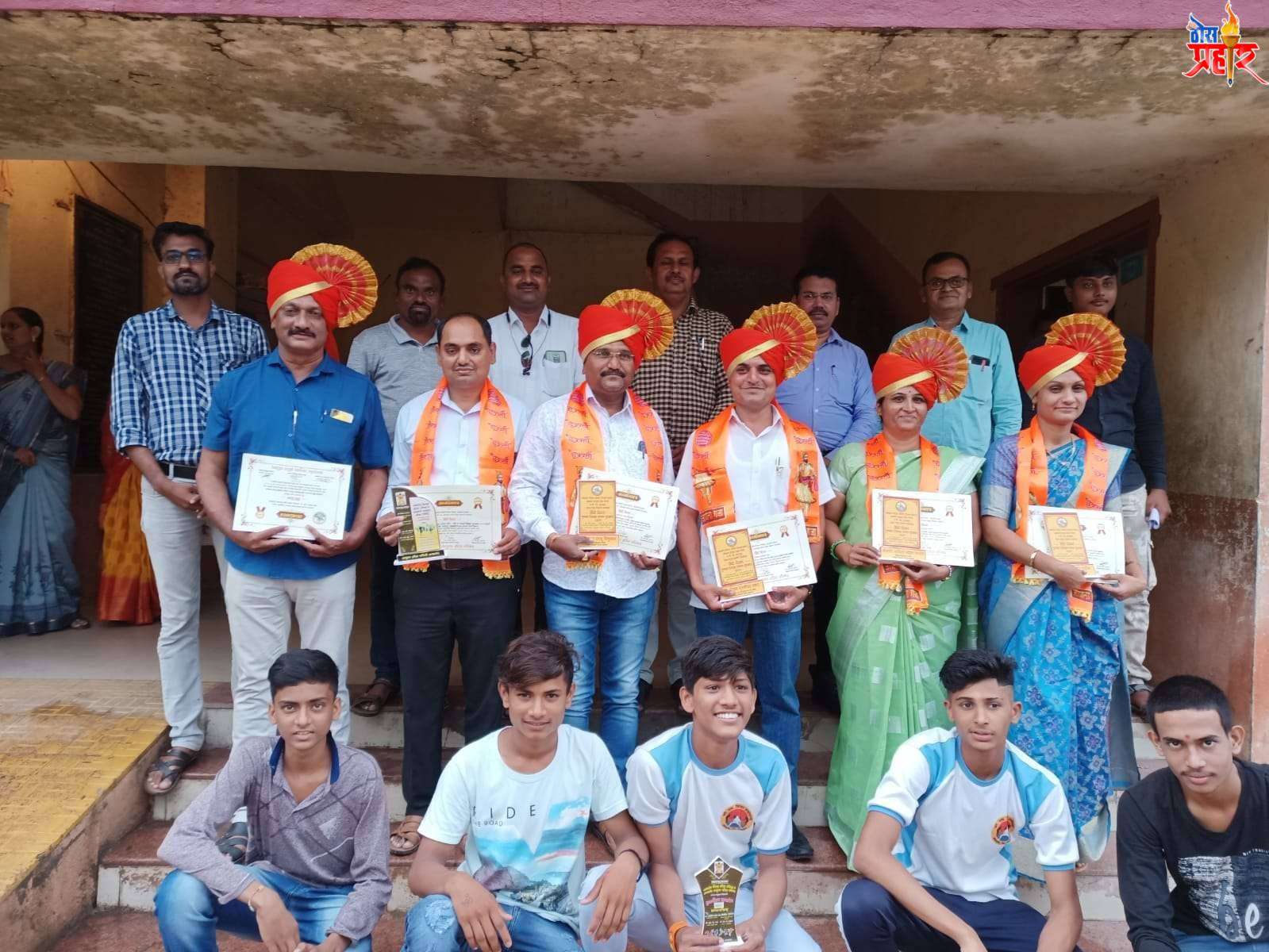 अमळनेर मध्ये हिदी दिवस निमित्त शिक्षकांना गुणवंत गौरव सन्मान देऊन सन्मानित....