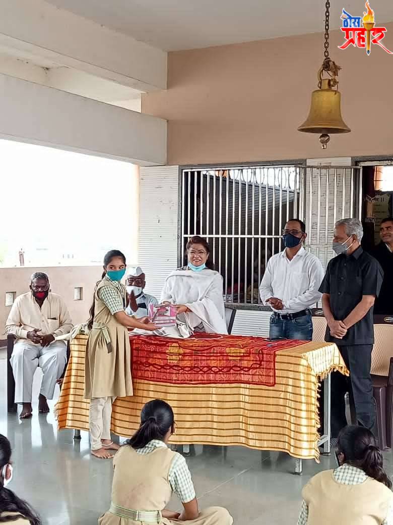 बौध्दिक विकासासाठी विद्यार्थ्यांनी स्पर्धात्मक परीक्षांकडे वळले पाहिजे ; जि प सदस्या अमृता पवार यांचे प्रतिपादन