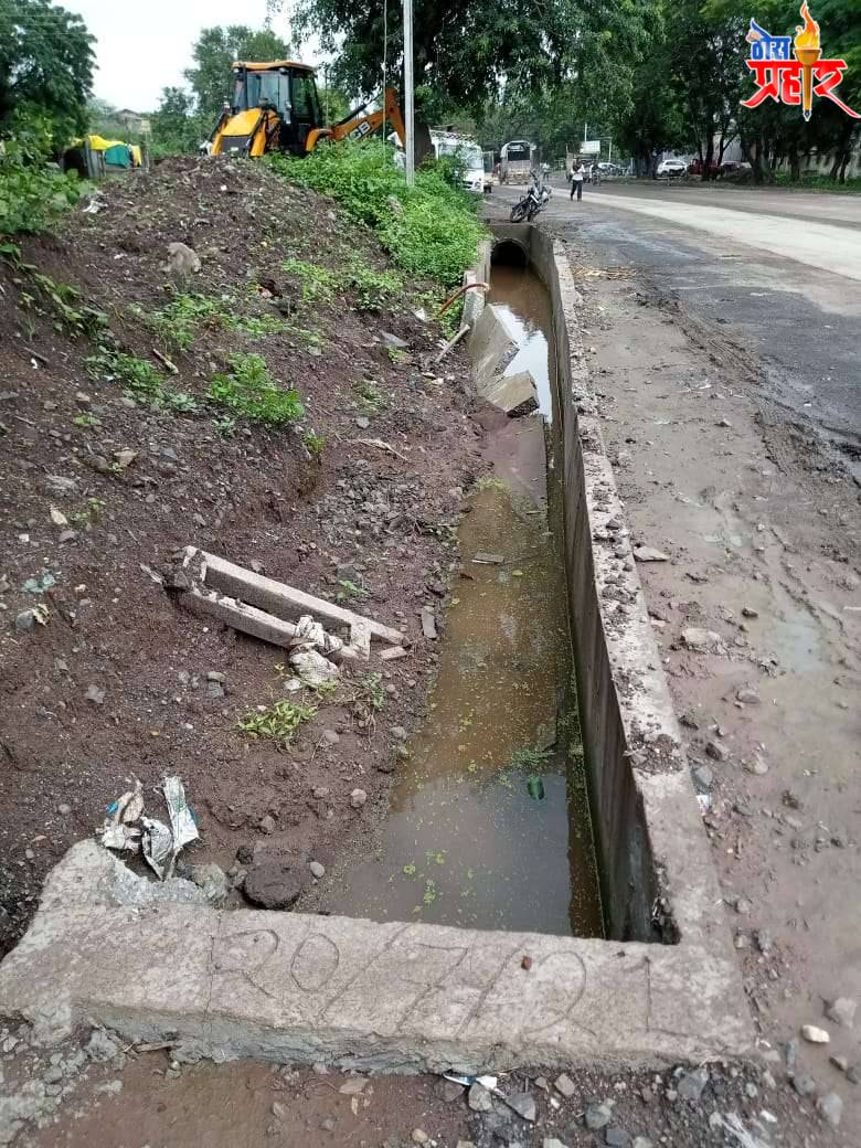 निकृष्ट गटारीची तात्काळ चौकशी व्हावी : ठेकेदाराला काळ्या यादीत टाकावे - सा.बां.विभाग सावदा कडे जागृत नागरिकांनी केली तक्रार