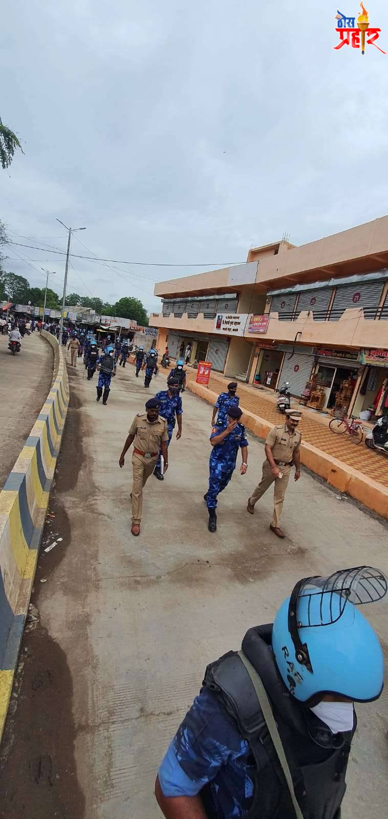 गणेशोत्सव व आगामी सण उत्सवाच्या अनुषंगाने अमळनेर शहरतील संवेदनशील भागात रॅपिड ऍक्शन फोर्स व पोलिसांचा रूट मार्च