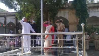 उपविभागीय अधिकारी कार्यालया समोर ध्वजारोहण संपन्न