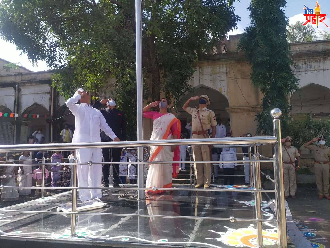 उपविभागीय अधिकारी कार्यालया समोर ध्वजारोहण संपन्न