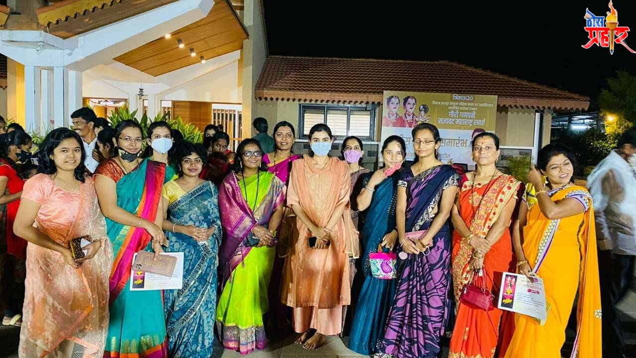गौरी गणपती सजावट स्पर्धेतील विजेत्यांचा गौरव जिजाऊ इंदापूर तालुका महिला बचत गट असोसिएशनच्या वतीने स्पर्धेचे आयोजन
