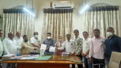 आणेवारी कमी करून सरसकट दुष्काळ जाहीर करावा..काँग्रेस कमिटीचे तहसीलदारांना निवेदन..