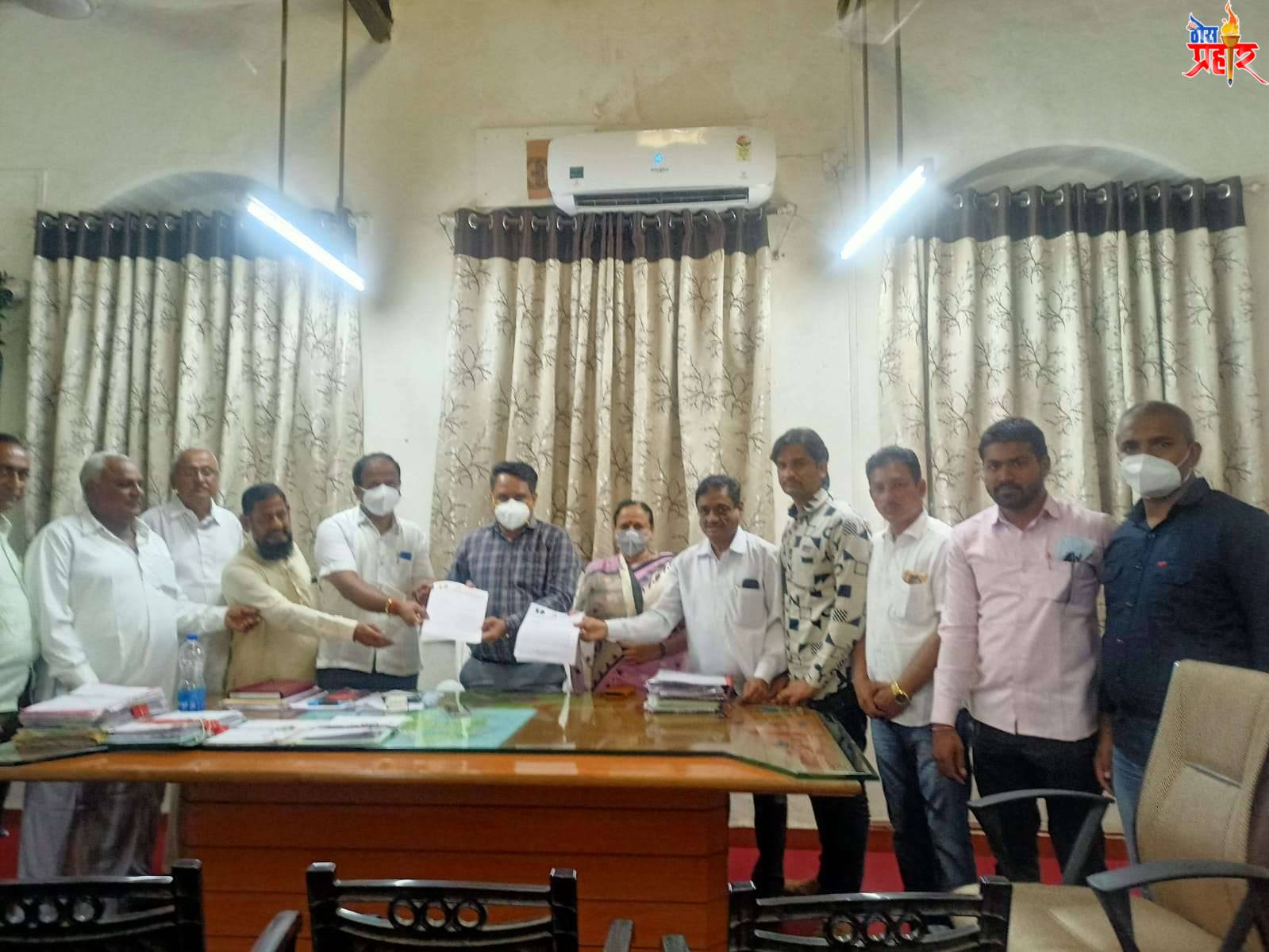 आणेवारी कमी करून सरसकट दुष्काळ जाहीर करावा..काँग्रेस कमिटीचे तहसीलदारांना निवेदन..