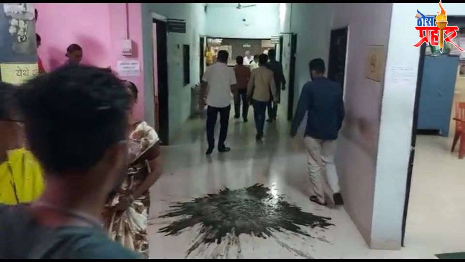 फैजपूर नगर पालिकाच्या जाणिवपूर्वक दूर्लक्ष मुळे श्रीकृष्णनगरातील नागरिक संतापले गटारीचे साचलेले पाणी थेट नगरपालिका कार्यालयात फेकले