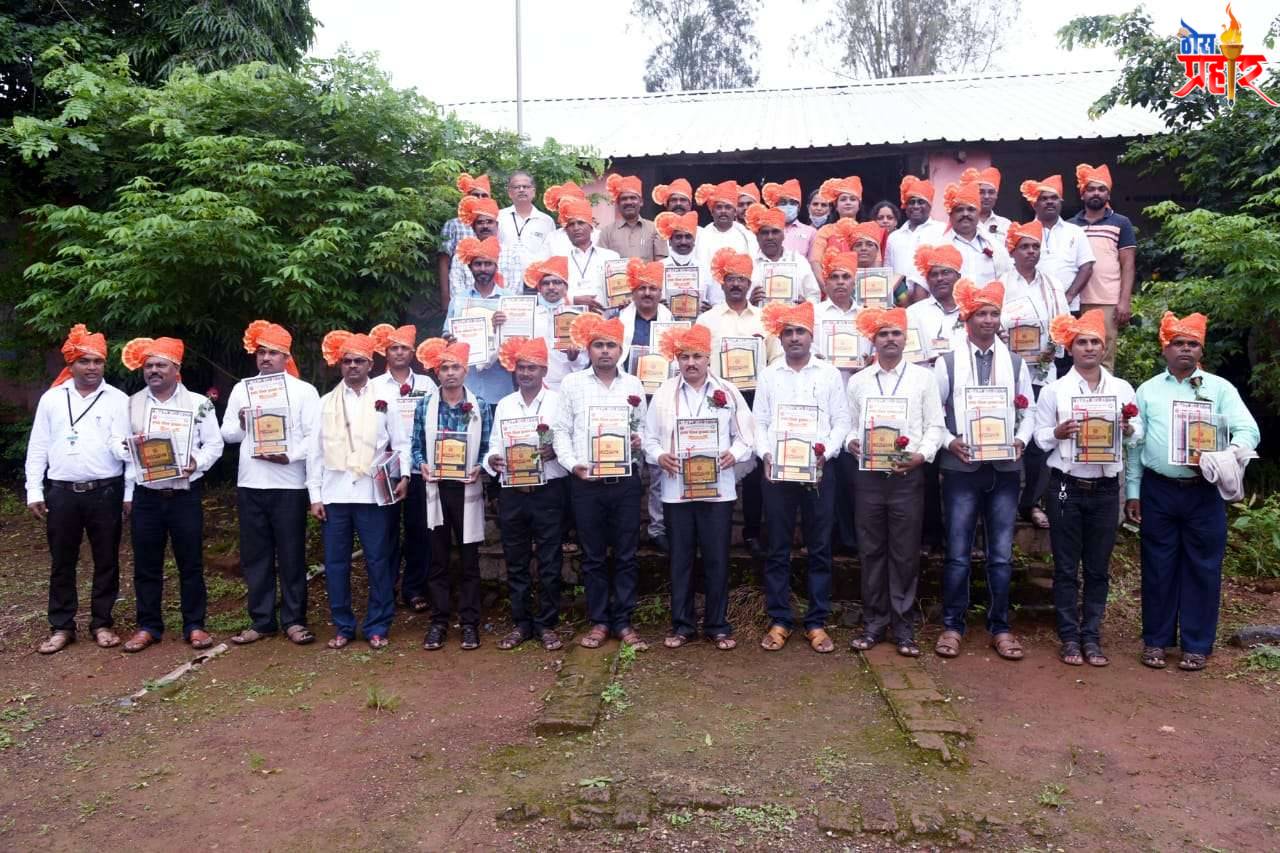 महाराष्ट्र राज्य आदिवासी शिक्षक संघटनातर्फे 'गुणवंत शिक्षक पुरस्कार' देऊन शिक्षकांचा गौरव