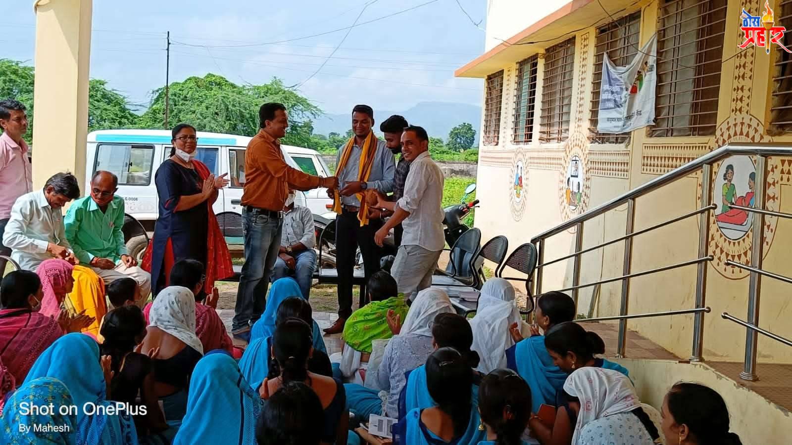 प्राथमिक आरोग्य केंद्र बोराडी येथे नवीन रुजू झालेले वैद्यकीय अधिकारी ह्यांचा सत्कार.!