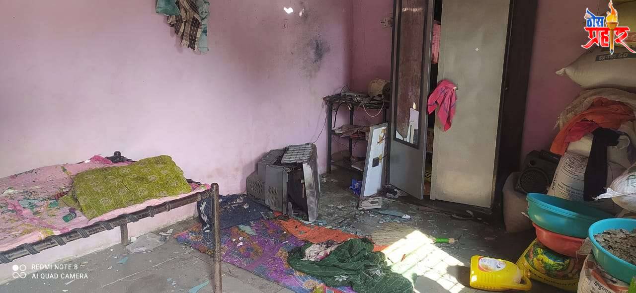 घराचा पत्रा फाडून विज घरात घुसली घरातील टीव्ही सह इतर साहित्य जळून खाक