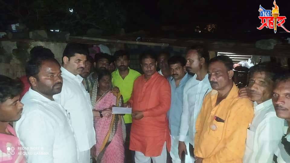 अतिवृष्टीमुळे नुकसानग्रस्त कुटुंबांना मनसेचा मदतीचा हात ; दिलीप धोत्रे