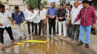 नागरी सुविधा पुरविण्यास नगर परीषद असमर्थ ठरल्यामुळे सामाजिक संघटनांच्या वतीने चाळीसगावी खड्ड्याचे जलपुजन आंदोलन