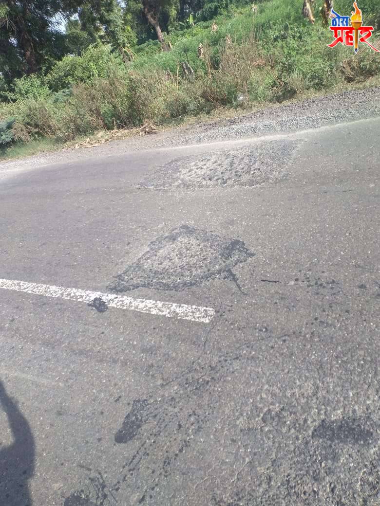 भाजपाची सां.बा त धडक सावदा- रावेर रस्त्यावरील खड्डे गडप राहुल पाटील यांनी आंदोलनाचा इशारा देताच सार्वजनिक बांधकाम विभाग खडबडून जागे डांबर खडी टाकून सावदा मोठा वाघोदा रस्त्यावरील खड्डे बुजविण्याचे काम सुरू ग्रामस्थ वाहन धारकांना समाधान