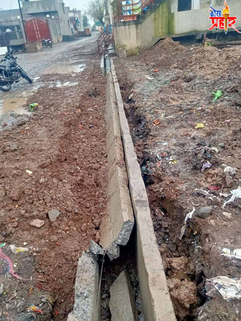 सावदा गौसिया नगरातील अवघ्या ४ दिवसापूर्वी बांधण्यात आलेली नविन गटारीचा ५० फुट पेक्षा जास्त भाग कोसळून पडला! : लोकांमध्ये संताप. "विकासाच्या नावाखाली केले जात आहे भकास नवीन बांधकाम."