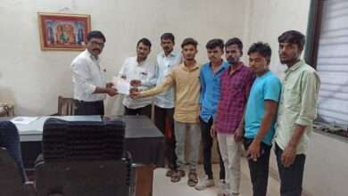 कळवण ग्रामीण भागातील शाळेच्या वेळेत बस सेवा सुरु करण्यासाठी आगार व्यवस्थापकांना दिले निवेदन