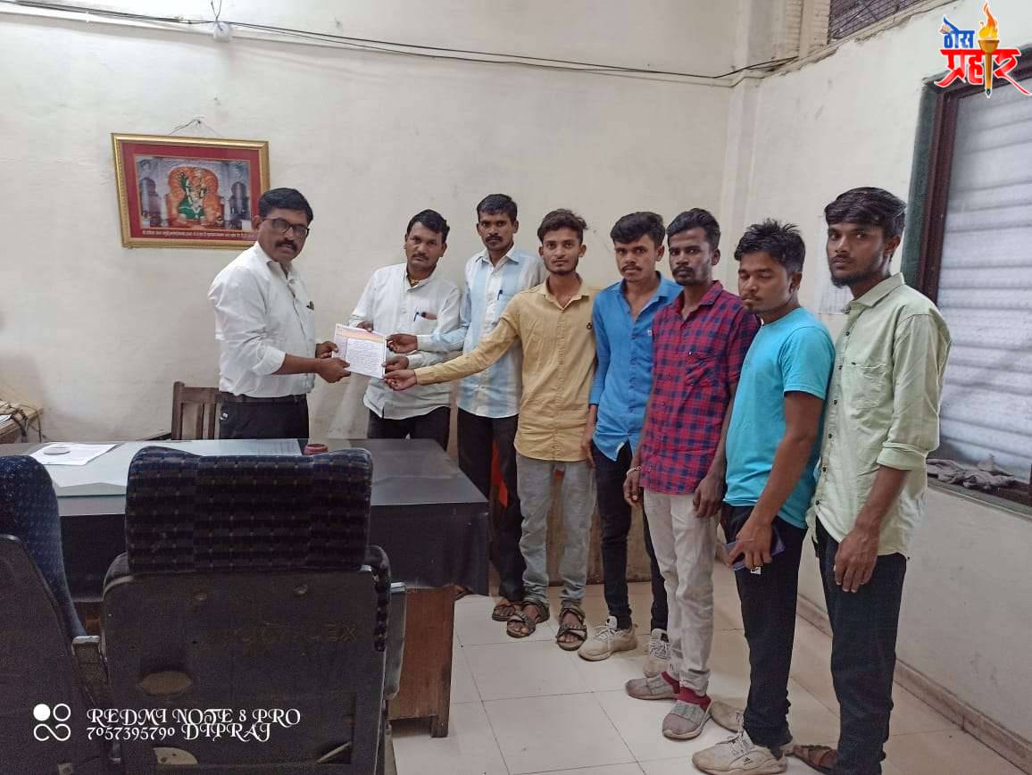 कळवण ग्रामीण भागातील शाळेच्या वेळेत बस सेवा सुरु करण्यासाठी आगार व्यवस्थापकांना दिले निवेदन